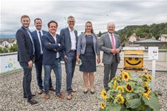 (L-R) Mag. Walter Prutej, CEO SURAAA, Christian Woschitz, MSc, CEO ZTE Austria, Mag. Christian Inzko, CEO IoT40 Systems GmbH, DI Jan Trionow, CEO Hutchison Drei Austria, Mag. Silvia Häusl-Benz, Major of the municipality Pörtschach am Wörthersee and Dr. Albert Kreiner, Leiter Abt. 7- Wirtschaft, Tourismus und Mobilität, Amt der Kärntner Landesregierung stand next to the Bee-O-Meter (L-R) Mag. Walter Prutej, CEO SURAAA, Christian Woschitz, MSc, CEO ZTE Austria, Mag. Christian Inzko, CEO IoT40 Systems GmbH, DI Jan Trionow, CEO Hutchison Drei Austria, Mag. Silvia Häusl-Benz, Major of the municipality Pörtschach am Wörthersee and Dr. Albert Kreiner, Leiter Abt. 7- Wirtschaft, Tourismus und Mobilität, Amt der Kärntner Landesregierung stand next to the Bee-O-Meter