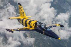 Tom Cruise's Italian voice flies a fighter jet prior to recording Top Gun: Maverick Tom Cruise's Italian voice flies a fighter jet prior to recording Top Gun: Maverick