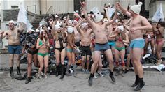 Disruptive London startup TransferWise launches in the US with 200-person naked protest in freezing New York temperatures. 