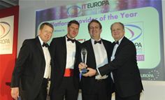 Laurent Zelmanowicz, Vice President Sales EMEA, ISV/OEM at Oracle receiving the Platform of the Year award from John Garratt, editor of IT Europa Laurent Zelmanowicz, Vice President Sales EMEA, ISV/OEM at Oracle receiving the Platform of the Year award from John Garratt, editor of IT Europa