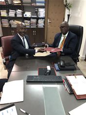 A gauche, Directeur Général du bureau de Capital Banking Solutions à Abidjan, M. Georges N'Guessan. A droite, Directeur Général de la BDT, M. Abdoulkader CISSE